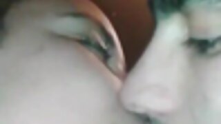 Djevojčica u čarapama Dionne Darling radosno skače na vrući alat