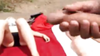 Sparna japanska milfica u zavodljivom crnom donjem rublju skače na uzbuđenog muškarca u stilu obrnute kaubojke prije nego što se sagne kako bi joj jebao prst u vaginu.