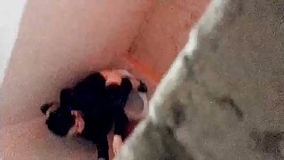 Sparne japanske kurve jaše ukočeni kurac sa svojom bradatom macom u stilu kaubojke, dok joj drugi jebač bocka šupak s leđa u vrelom video snimku grupnog seksa Jav HD-a.